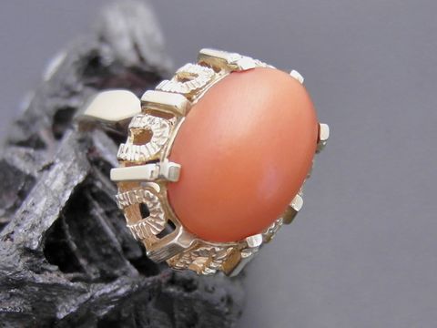 Goldring mit einer ovalen Koralle in Gr. 55 von Juwelier Harnisch, aus Gold 333, detailreiche Fassung, geeignet bis Gr. 56/18, elegantes Schmuckstück.