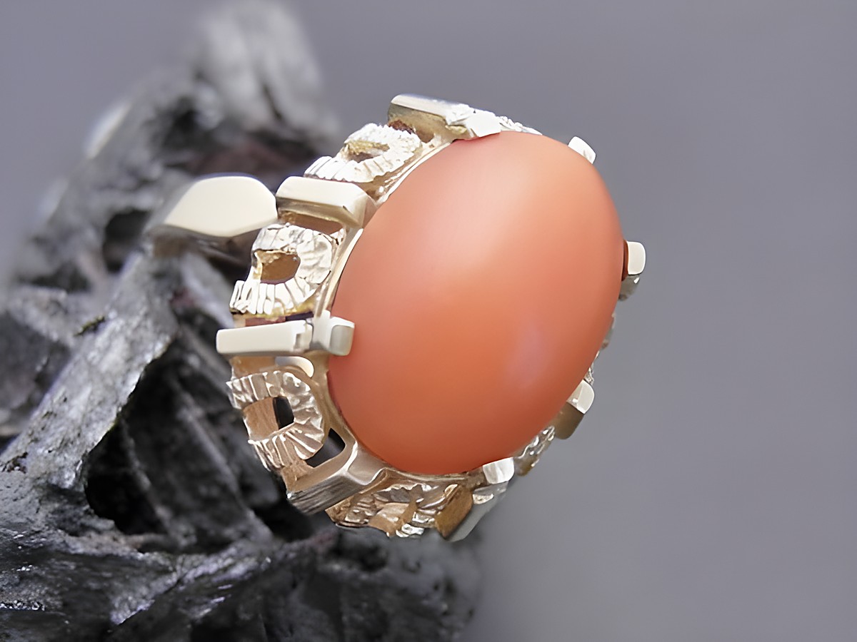 Goldring mit einer ovalen Koralle in Gr. 55 von Juwelier Harnisch, aus Gold 333, detailreiche Fassung, geeignet bis Gr. 56/18, elegantes Schmuckstück.