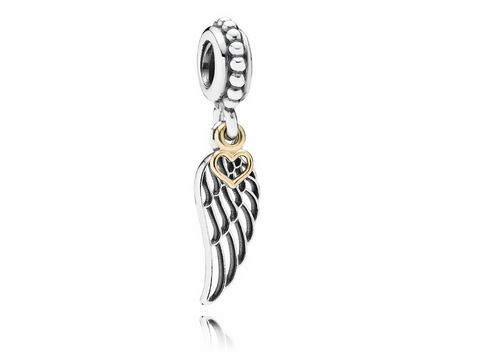 Charm-Anhänger von Pandora aus Silber in Bicolor, gestaltet in Form eines Flügels mit einem goldenen Herz, symbolisiert Liebe und Schutz. Ideal für individuelle Armbänder.