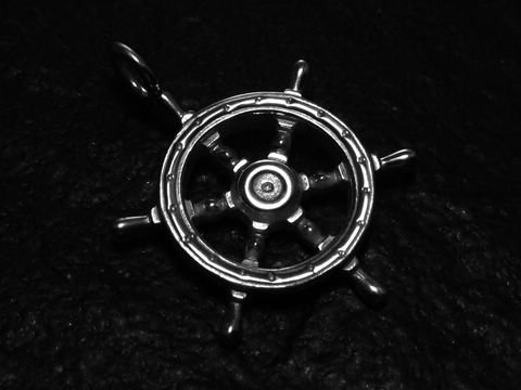 Sterling Silber Anhänger in Form eines Steuerrads, passend für maritime Schmuckliebhaber, hergestellt von Juwelier Harnisch, ideal für Seefahrt und Schifffahrt.