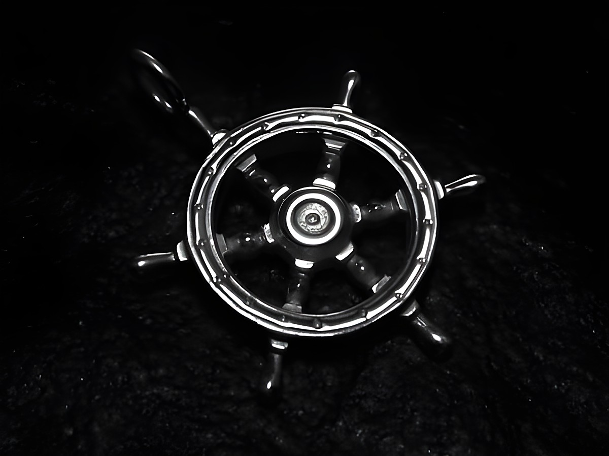 Sterling Silber Anhänger in Form eines Steuerrads, passend für maritime Schmuckliebhaber, hergestellt von Juwelier Harnisch, ideal für Seefahrt und Schifffahrt.