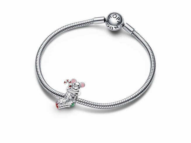 Pandora Maus in Socke aus Sterling Silber mit buntem Emaille-Ausschmückung, integriert in einem eleganten Armband, designed für besonderen Schmuck. Hersteller Pandora, Silber Emaille.