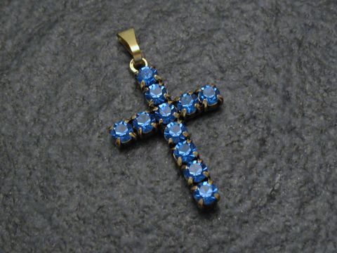 Blauer Strass Anhänger im sexy City Look in Kreuzform, Hersteller Juwelier Harnisch, verziert mit glitzernden blauen Strasssteinen auf einer eleganten goldfarbenen Fassung.