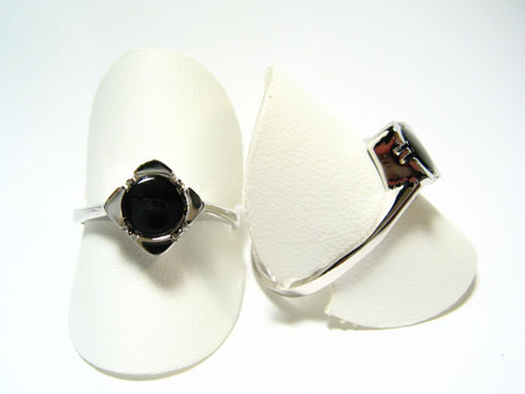 Feiner Designer Silber Ring rhodiniert mit schwarzem Onyx, Hersteller Juwelier Harnisch, Ringe verstellbar, elegant und stilvoll präsentiert auf weißen Ringkissen.