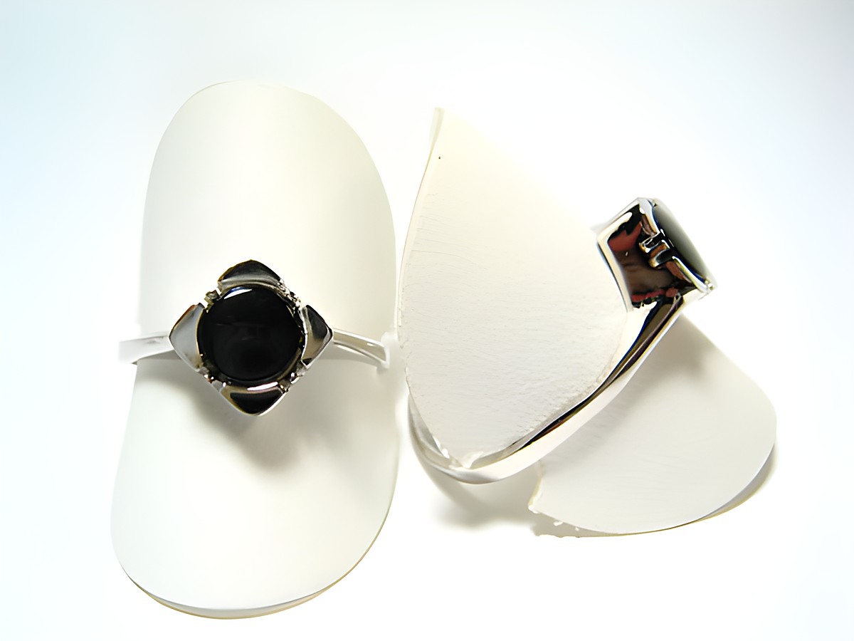 Feiner Designer Silber Ring rhodiniert mit schwarzem Onyx, Hersteller Juwelier Harnisch, Ringe verstellbar, elegant und stilvoll präsentiert auf weißen Ringkissen.