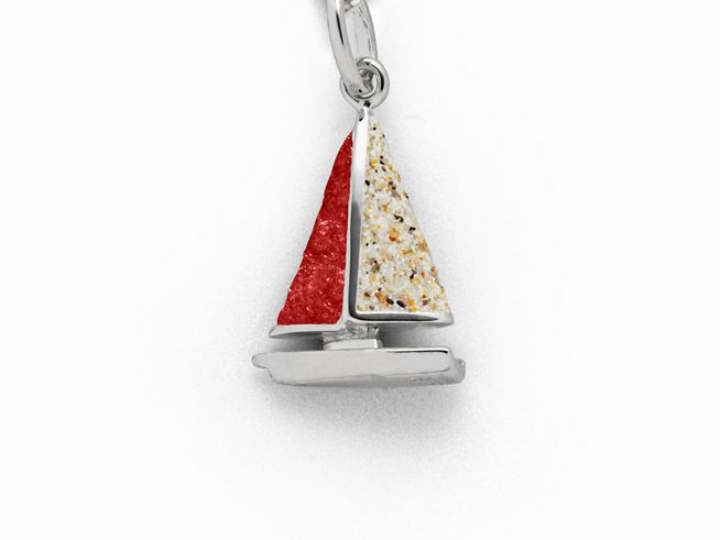 Sterling Silber Anhänger in Form eines Segelbootes, mit einem roten und einem sandfarbenen Segel, verziert mit Strandsand und Koralle, Hersteller DUR.