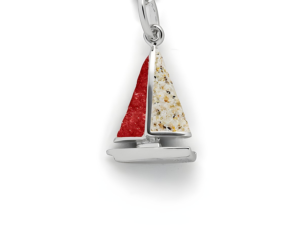 Sterling Silber Anhänger in Form eines Segelbootes, mit einem roten und einem sandfarbenen Segel, verziert mit Strandsand und Koralle, Hersteller DUR.