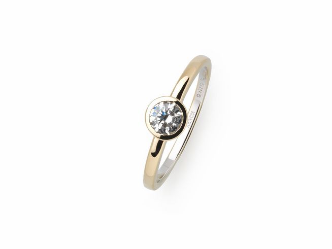 Xenox Sterling Silber Ring XS7279G/52 mit vergoldeter Zarge, Größe 52, präsentiert einen klaren Stein in einer runden Fassung, elegant und zeitlos im Design.