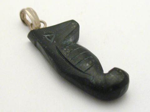 61106-0 Seepferdchen Onyx Anhänger silberfarben von Juwelier Harnisch, kunstvoll gestaltet und mit Edelsteinen verziert, ideal als modisches Accessoire oder Geschenk.