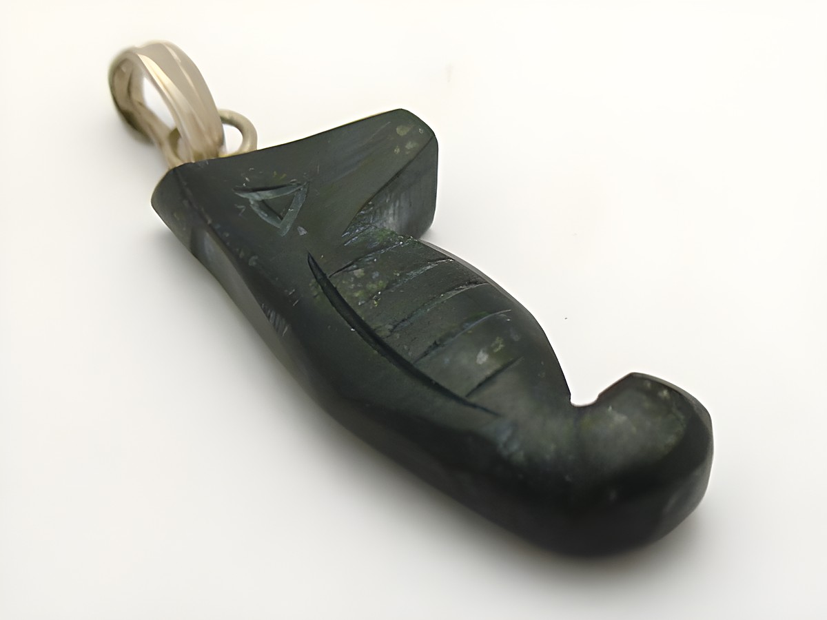 Seepferdchen Onyx Anhänger silberfarben von Juwelier Harnisch, kunstvoll gestaltet und mit Edelsteinen verziert, ideal als modisches Accessoire oder Geschenk.