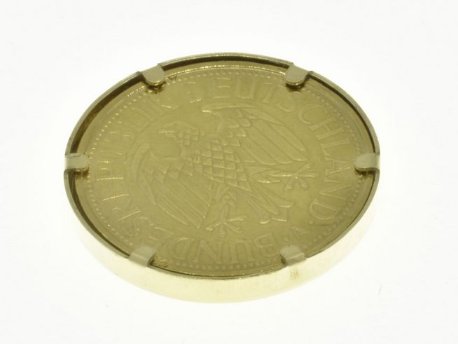 Münzfassung aus 585 Gold, DM in schlichtem Design ohne Kettenöse, Hersteller Juwelier Harnisch, zeigt das Wappen Deutschlands.