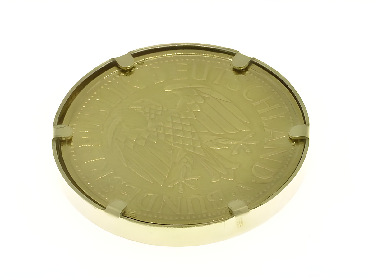 Münzfassung aus 585 Gold, DM in schlichtem Design ohne Kettenöse, Hersteller Juwelier Harnisch, zeigt das Wappen Deutschlands. – Ansicht 3