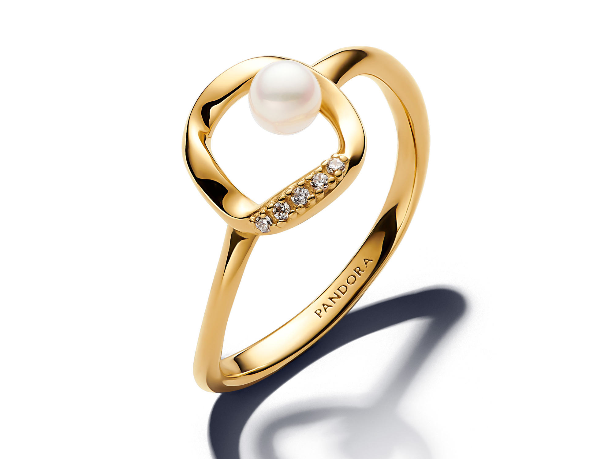 Organisch geformter Pavé-Ring von Pandora mit Zuchtperlen in Gelbgold Vergoldung, Größe 60, ziert eine elegante Montage aus funkelnden Steinen und einer Perle.