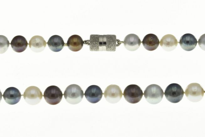 Perlenkette 44 cm mehrfarbig aus Süßwasser Zuchtperlen mit einem eleganten Verschluss, hergestellt von Juwelier Harnisch, bunt und stilvoll, perfekt für jeden Anlass.