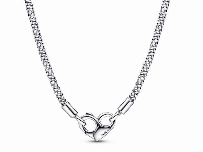 Silberne Pandora Kette mit einem Herz-Karabiner Verschluss, 45 cm lang. Die Kette ist aus hochwertigem Silber gefertigt und ideal für eleganten Schmuck.