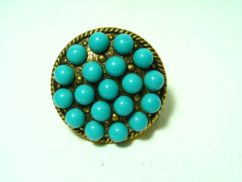 60359-0 Designer Damen Brosche rund in Türkis neu von Juwelier Harnisch, mit mehreren glänzenden turquoisefarbigen Perlen auf einem dekorativen Untergrund. Ideal für stilvolle Akzente.