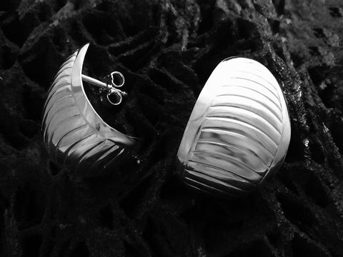 Halbcreole aus 2,2 cm Sterling Silber, edel poliert, mit dekorativem Muster, Hersteller Juwelier Harnisch, passend für Ohrlöcher bis 25 mm.