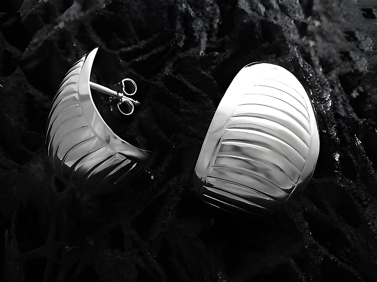 Halbcreole aus 2,2 cm Sterling Silber, edel poliert, mit dekorativem Muster, Hersteller Juwelier Harnisch, passend für Ohrlöcher bis 25 mm.