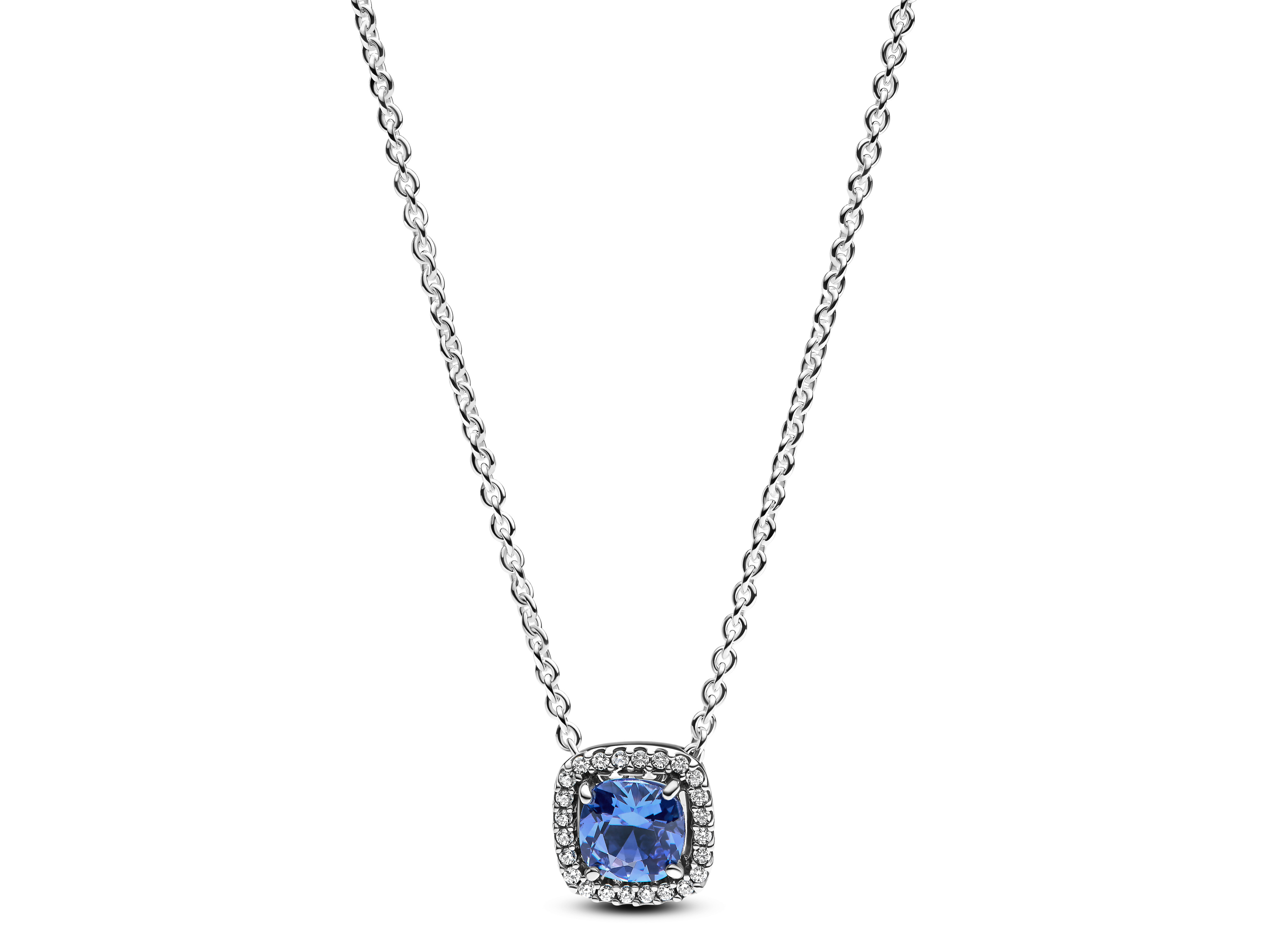 Silbernes Collier von Pandora mit einem Cornflower Blue Kristall in rechteckiger Form, umgeben von klarem Zirkonia, an einer feinen, gliederten Kette, Länge 45 cm.