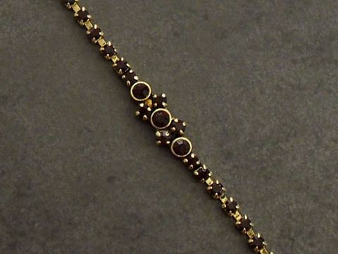 Strass Armband schick in granatroter Farbgestaltung mit goldfarbenen Elementen, 19,5 cm lang, Hersteller Juwelier Harnisch, geeignet für elegante Anlässe, glänzendes Design.