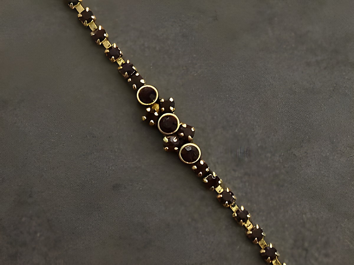 Strass Armband schick in granatroter Farbgestaltung mit goldfarbenen Elementen, 19,5 cm lang, Hersteller Juwelier Harnisch, geeignet für elegante Anlässe, glänzendes Design.