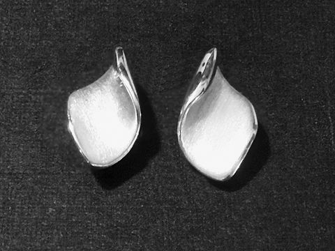 Silber Ohrringe Flamme Ohrstecker mattiert rhodiniert ohne Stein von Juwelier Harnisch, in elegantem Design mit geschwungener Form. Ideal für jeden Anlass.