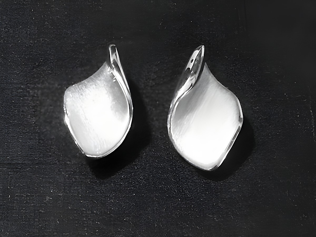 Silber Ohrringe Flamme Ohrstecker mattiert rhodiniert ohne Stein von Juwelier Harnisch, in elegantem Design mit geschwungener Form. Ideal für jeden Anlass.