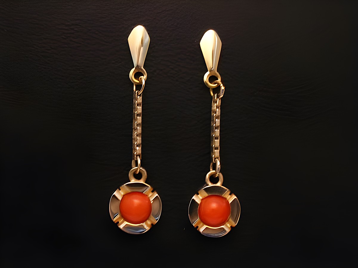 Ohrringe hängend - Gold 333 - stilvoll - Koralle, Hersteller Juwelier Harnisch, Ohrhänger mit Stein in elegantem Design.