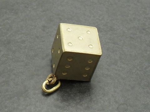 Würfel Anhänger aus Gold 333 von Juwelier Harnisch, Würfel mit eingravierten Punkten und Schlaufenverschluss, ideales Schmuckstück für Spiel- und Würfelfans.