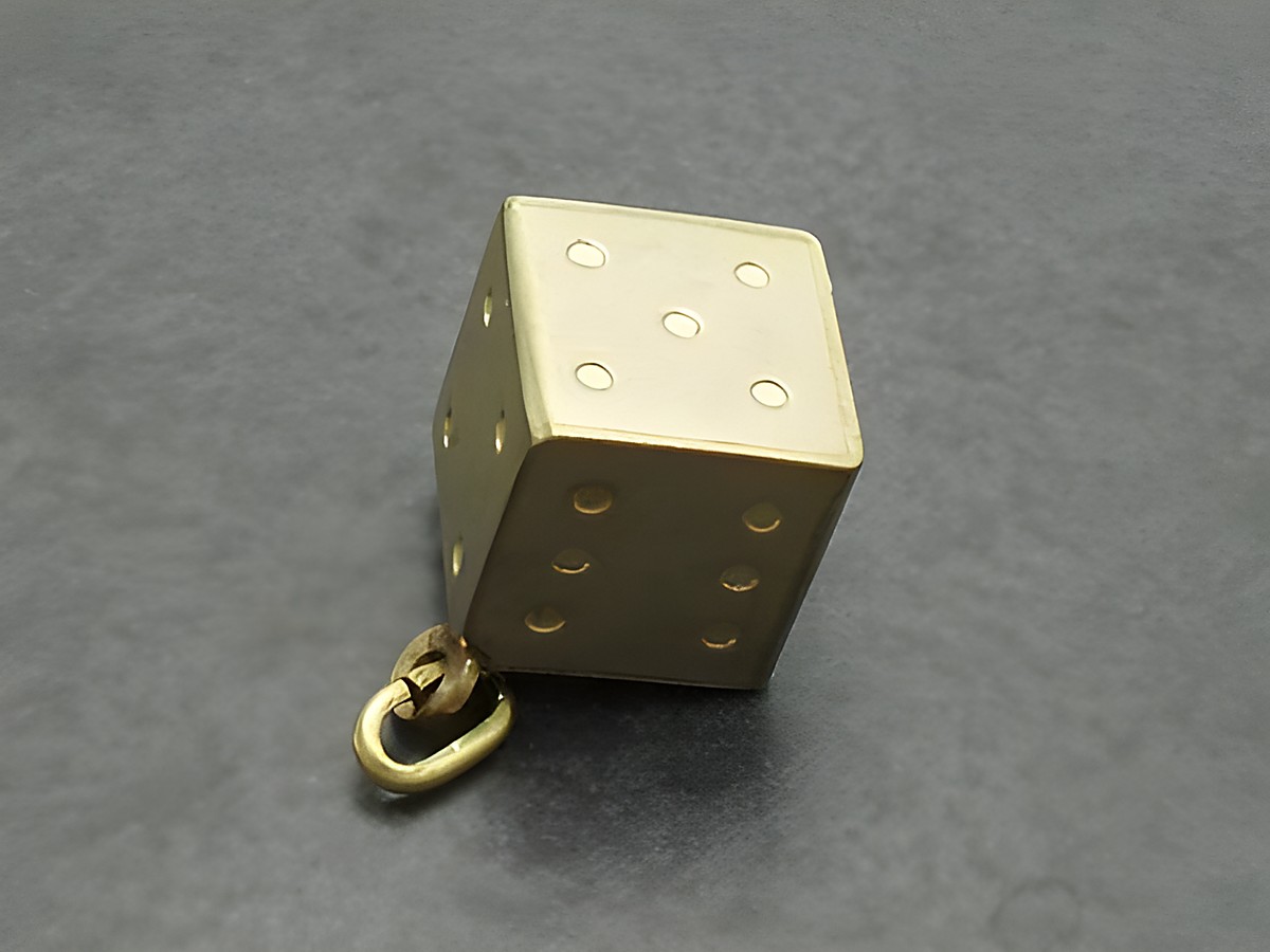 Würfel Anhänger aus Gold 333 von Juwelier Harnisch, Würfel mit eingravierten Punkten und Schlaufenverschluss, ideales Schmuckstück für Spiel- und Würfelfans.
