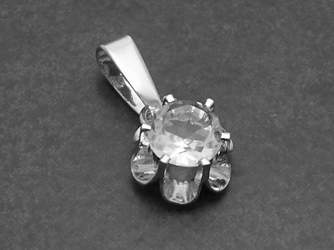 31029-0 Silber Anhänger mit einem weißen Bergkristall, klassisch schön gestaltet, Hersteller Juwelier Harnisch, ideal als schlichte Schmuckauswahl.