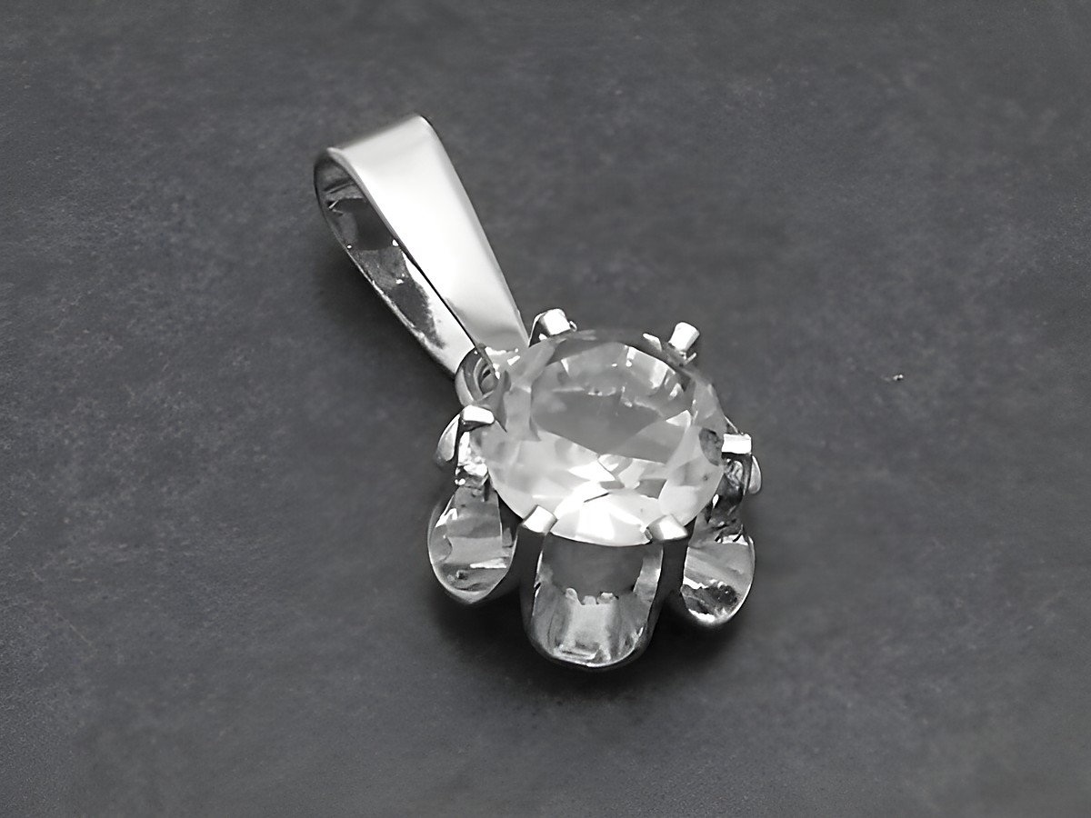 Silber Anhänger mit einem weißen Bergkristall, klassisch schön gestaltet, Hersteller Juwelier Harnisch, ideal als schlichte Schmuckauswahl.