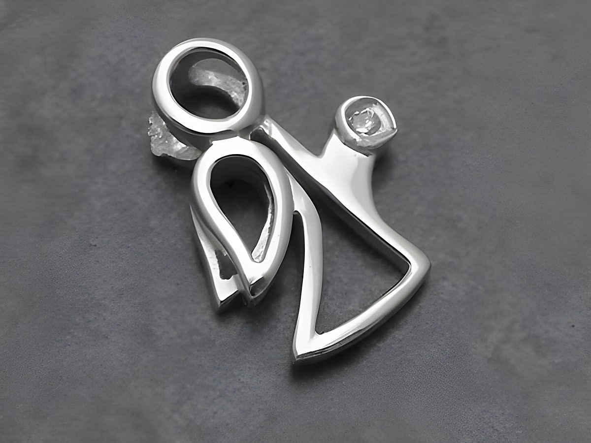 Ein kunstvoll gestalteter Engel-Anhänger aus rhodiniertem Sterling Silber mit einem brillanten Akzent, hergestellt von Juwelier Harnisch.