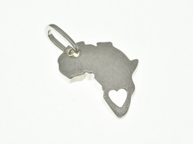 Afrika Anhänger aus rhodiniertem Sterling Silber, gestaltet in Form des Kontinents mit Herzen, hergestellt von Juwelier Harnisch, ideal für internationale Schmuckliebhaber.