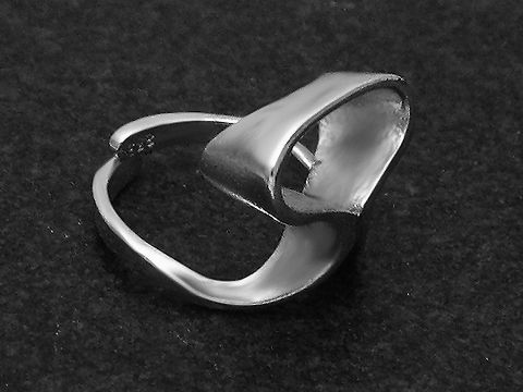 Silberring DESIGN EXTRAVAGANT Gr. weit verstellbar, Hersteller Juwelier Harnisch, ohne Stein, elegantes und modernes Design auf schwarzem Hintergrund.