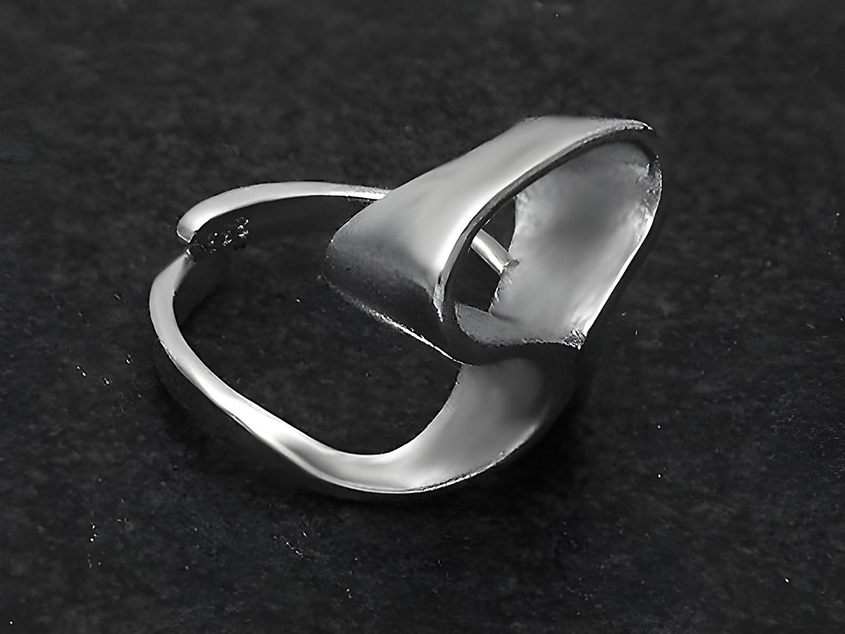 Silberring DESIGN EXTRAVAGANT Gr. weit verstellbar, Hersteller Juwelier Harnisch, ohne Stein, elegantes und modernes Design auf schwarzem Hintergrund.