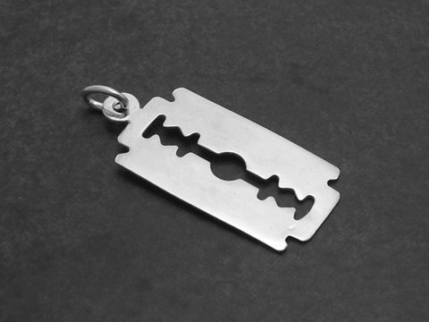 Silber Anhänger in Form einer Rasierklinge, poliert und glänzend, Hersteller Juwelier Harnisch, ideal für einzigartigen Schmuck und besondere Anlässe, Rasierklingen-Design.