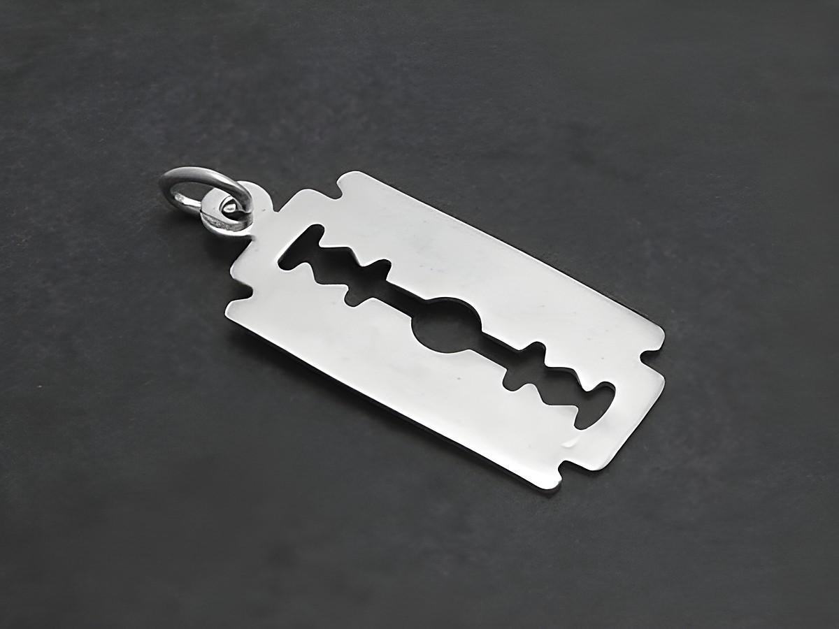 Silber Anhänger in Form einer Rasierklinge, poliert und glänzend, Hersteller Juwelier Harnisch, ideal für einzigartigen Schmuck und besondere Anlässe, Rasierklingen-Design.