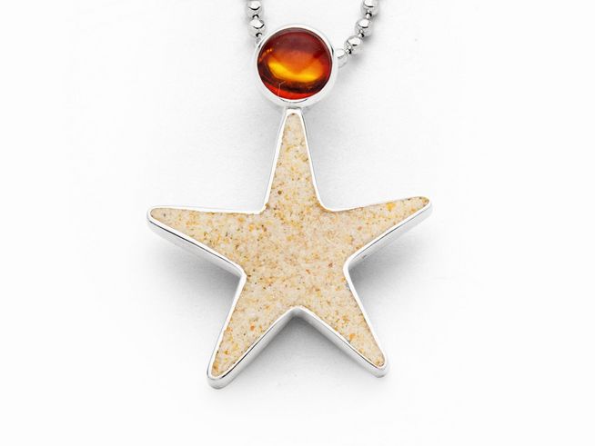 Der DUR Sandseestern P4554 ist ein rhodiniertem Sterling Silber Anhänger mit einem sandfarbenen Sandseestern und einem rot-orangefarbigen Bernstein oben.