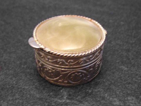 Multifunktionale Dose rund mit grünem Achat Stein, Hersteller Juwelier Harnisch, filigran gestaltet mit metallischem Rand und kunstvollen Verzierungen, ideal als Aufbewahrung oder Dekoration.