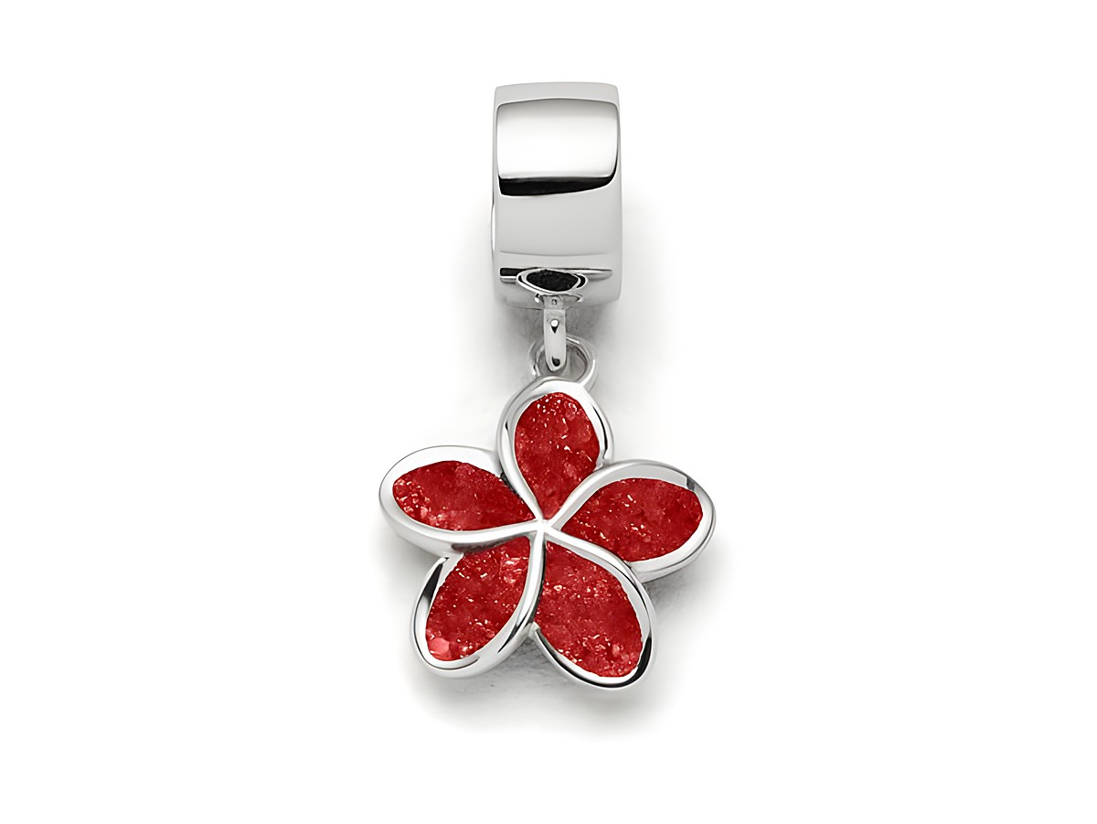 Charm aus Sterling Silber in Form einer Plumeria-Blüte mit roten Korallelementen, glänzender Silberfassung, ideal für eine individuelle Schmuckgestaltung.