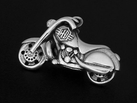 Silber Anhänger eines Schoppers im Oldtimer-Stil, hergestellt von Juwelier Harnisch, perfekt für Motorradliebhaber und als stilvolles Schmuckstück geeignet.