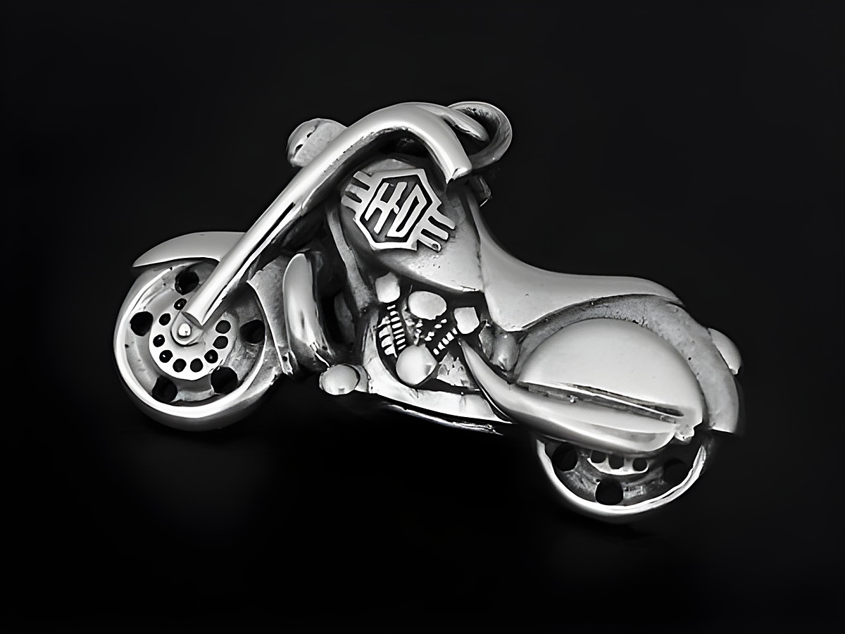 Silber Anhänger eines Schoppers im Oldtimer-Stil, hergestellt von Juwelier Harnisch, perfekt für Motorradliebhaber und als stilvolles Schmuckstück geeignet.