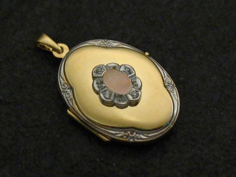 Rosenquarz rosa Medaillon Cabochon Gold 333 bicolor mit Brillanten, Hersteller Juwelier Harnisch, in Gelbgold 333, elegant und zeitlos gestaltet, ideal als Schmuckstück oder Geschenk.