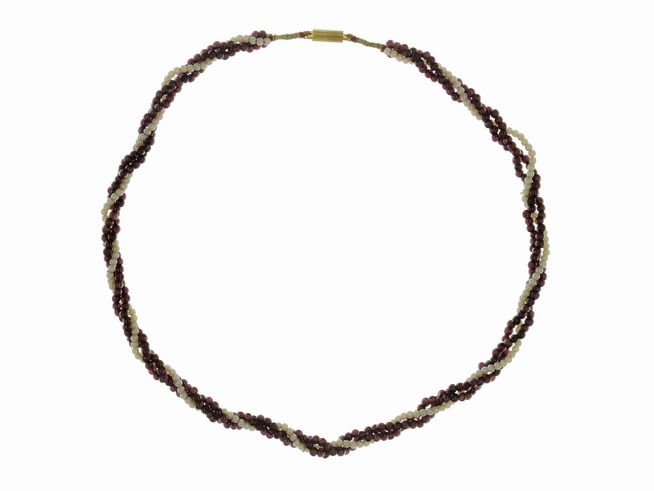 Steinkette aus Granat und Süßwasser-Zuchtperlen in Bordeaux und Weiß, 55 cm lange, elegant gedrehte Kette, hergestellt von Juwelier Harnisch. Ideal für besondere Anlässe.