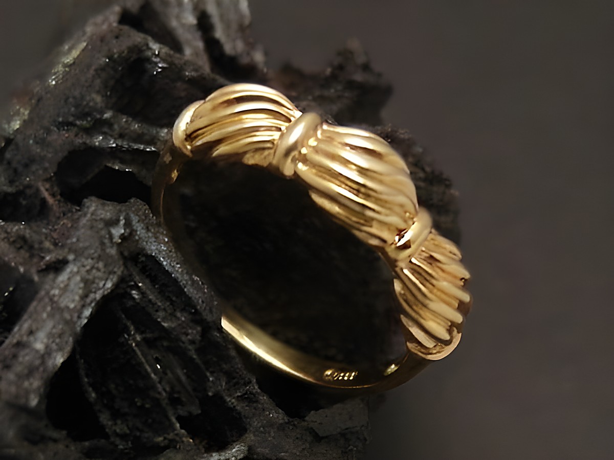 Goldring feminin Gold 333 Größe 54, Hersteller Juwelier Harnisch, bis Größe 54/17,5, mit elegantem gewellten Design auf schwarzem Untergrund.