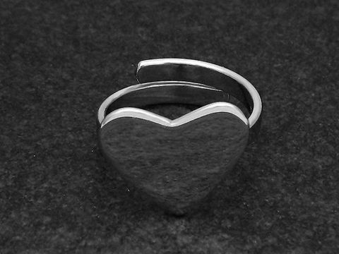 Silberring in Herzform, poliert und rhodiniert, weit verstellbar, ohne Stein, Hersteller Juwelier Harnisch. Ideal für einen modernen und eleganten Look.