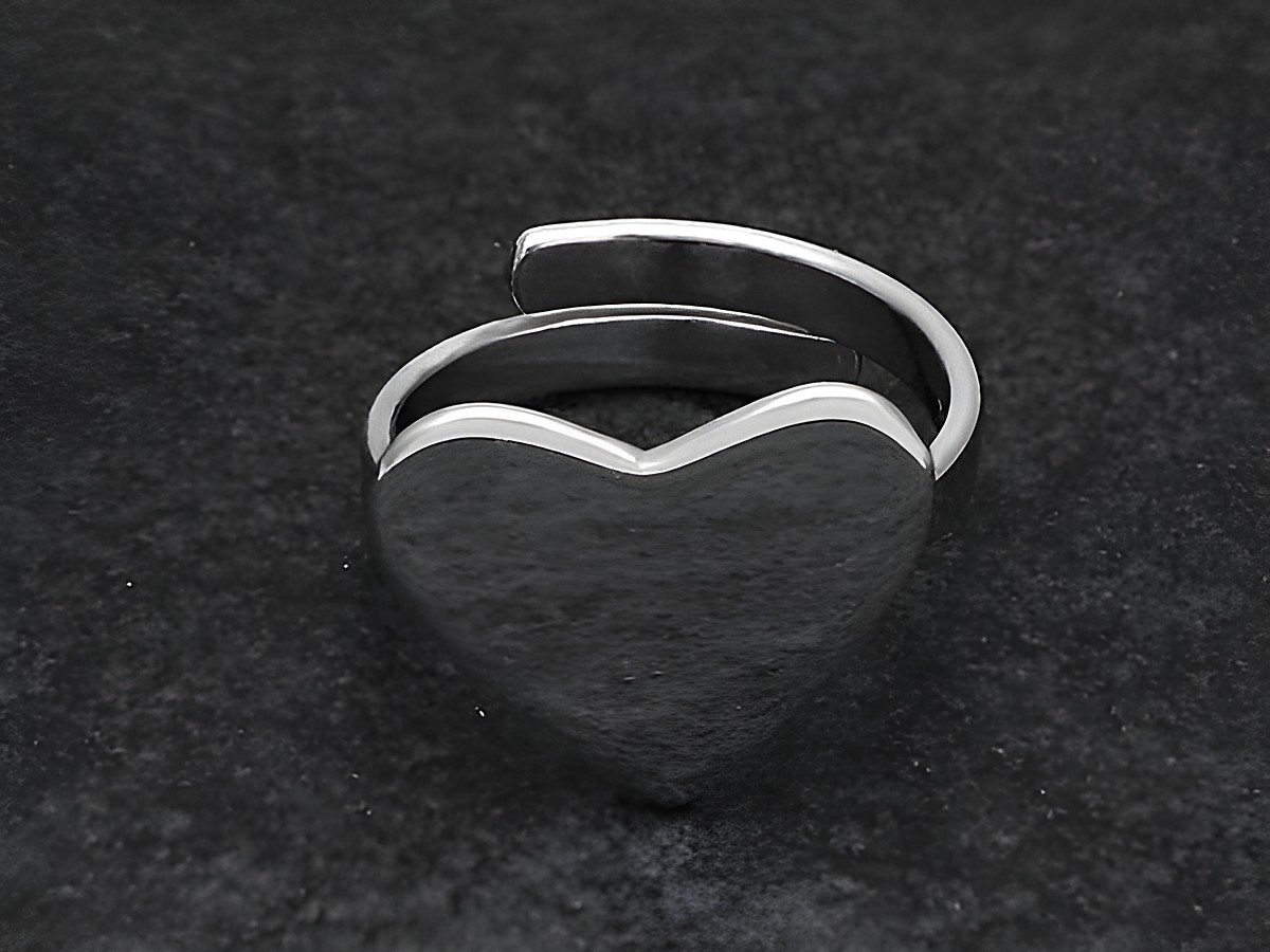 Silberring in Herzform, poliert und rhodiniert, weit verstellbar, ohne Stein, Hersteller Juwelier Harnisch. Ideal für einen modernen und eleganten Look.