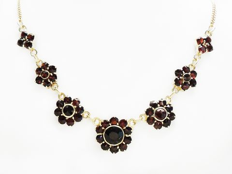 Granat Collier Kette 42,5 cm mit floralem Design in Gold und Granatschmuck, hergestellt von Juwelier Harnisch, beinhaltet einen dekorativen Mittelteil mit blütenförmigen Elementen.
