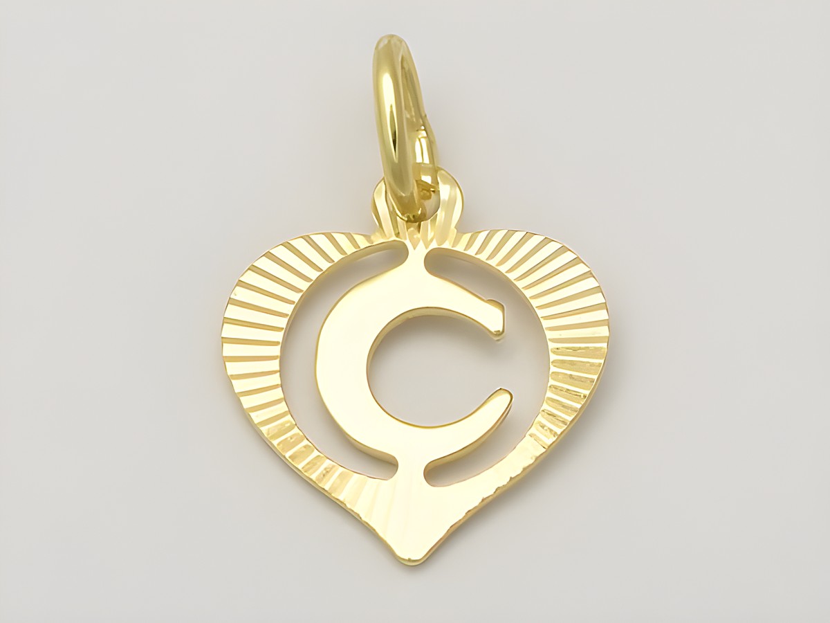 Herz Buchstabe C Gold Anhänger 333 Gold diamantiert, Hersteller Juwelier Harnisch, Buchstabe C. Elegantes Design und hochwertige Verarbeitung für stilbewusste Schmuckliebhaber.